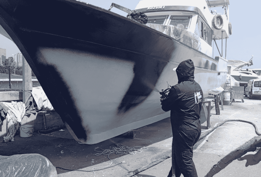 Tekne su yalıtımı ile, deniz üzerinde keyifli vakit geçirmek için harika araçlardır. Ancak, deniz ortamının zorlu koşulları teknenizin zarar görmesine ve su sızıntılarına yol açabilir. Bu nedenle, konforlu ve güvenli bir seyir deneyimi için tekne su yalıtımı oldukça önemlidir
